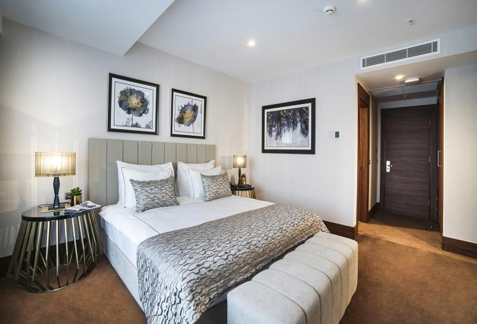 /media/30ek1js5/vogue-hotels-istanbul-konaklama-superior-kara-manzaralı-oda-galeri-1.jpg