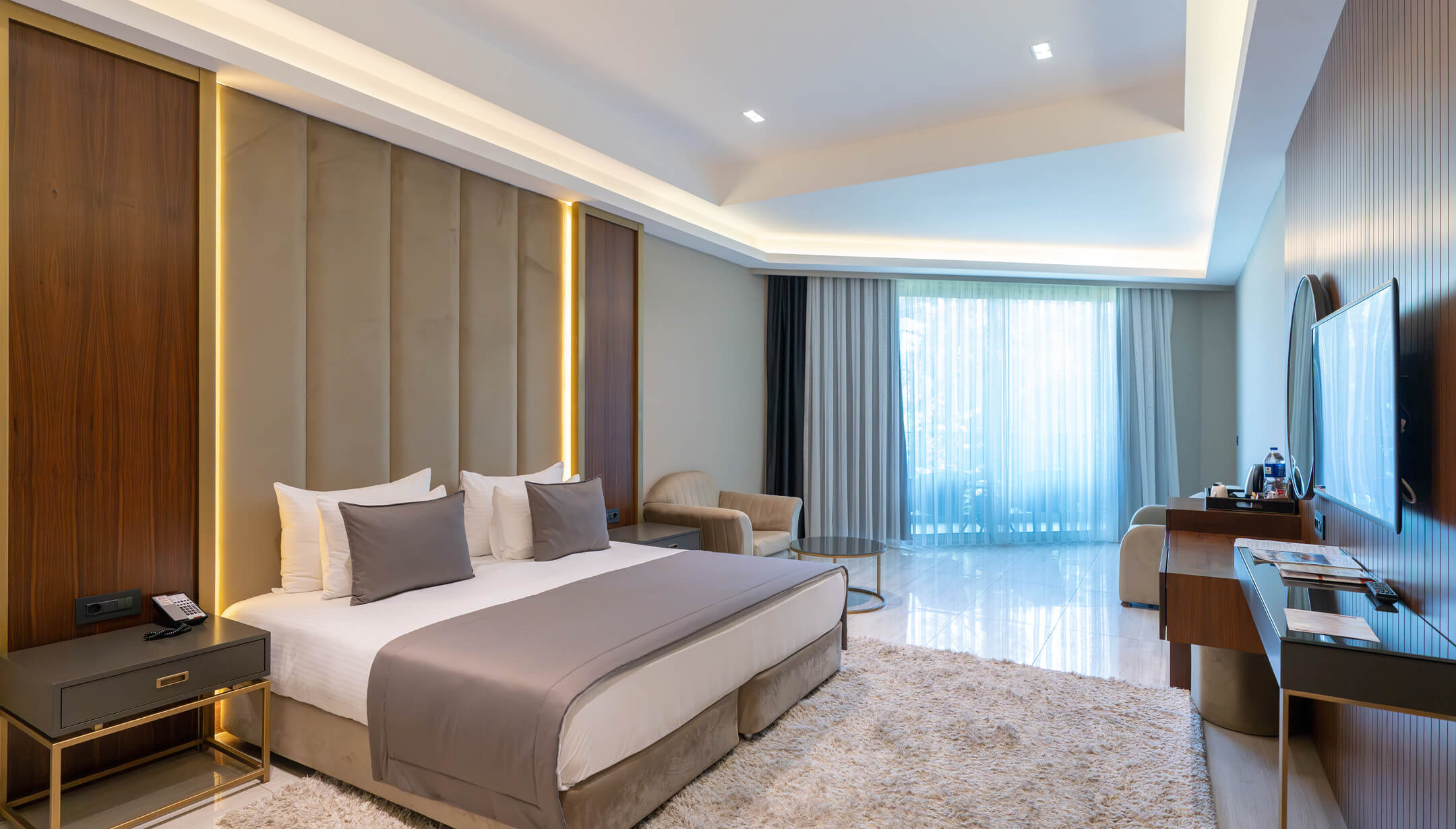 /media/452bwaqi/vogue-hotels-konaklama-family-suite-land-view-banner.jpg