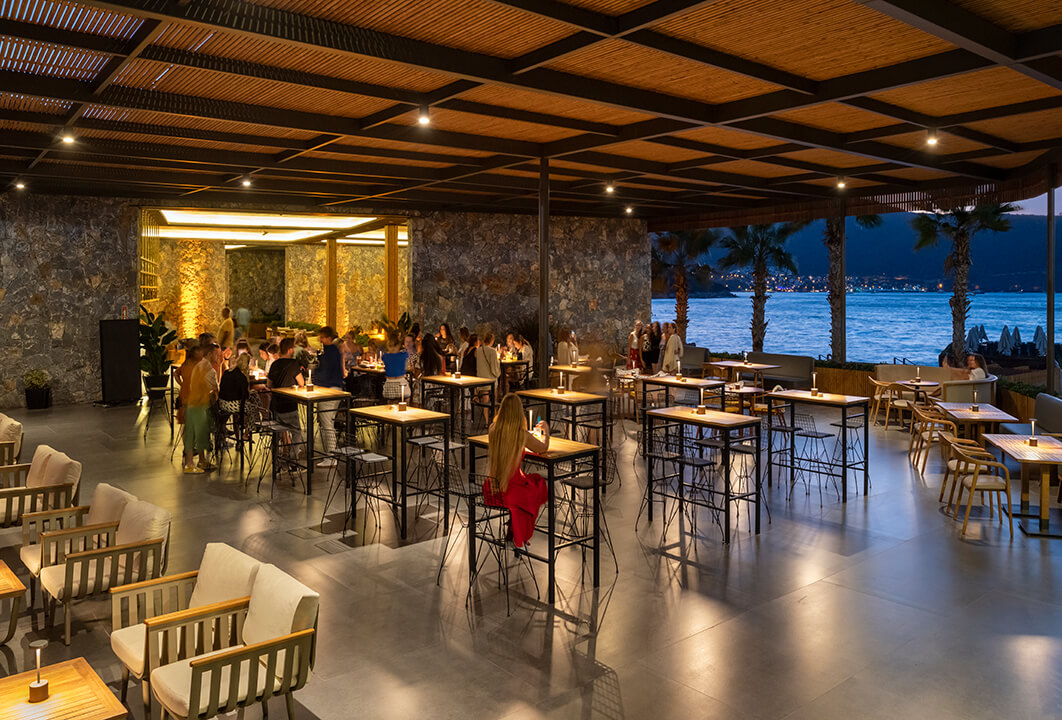 /media/c45hxuor/sunset-bar-area-slider.jpg