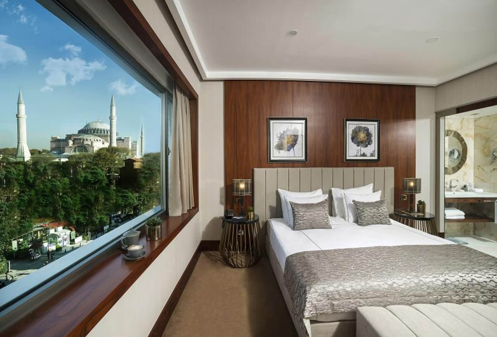 /media/dp3f3zic/vogue-hotels-istanbul-konaklama-superior-sehir-manzaralı-oda-galeri.jpg
