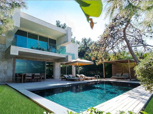 Vogue Pool Suite Card