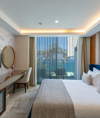 /media/mcrndx5f/vogue-hotels-pool-suite-info-image.jpg