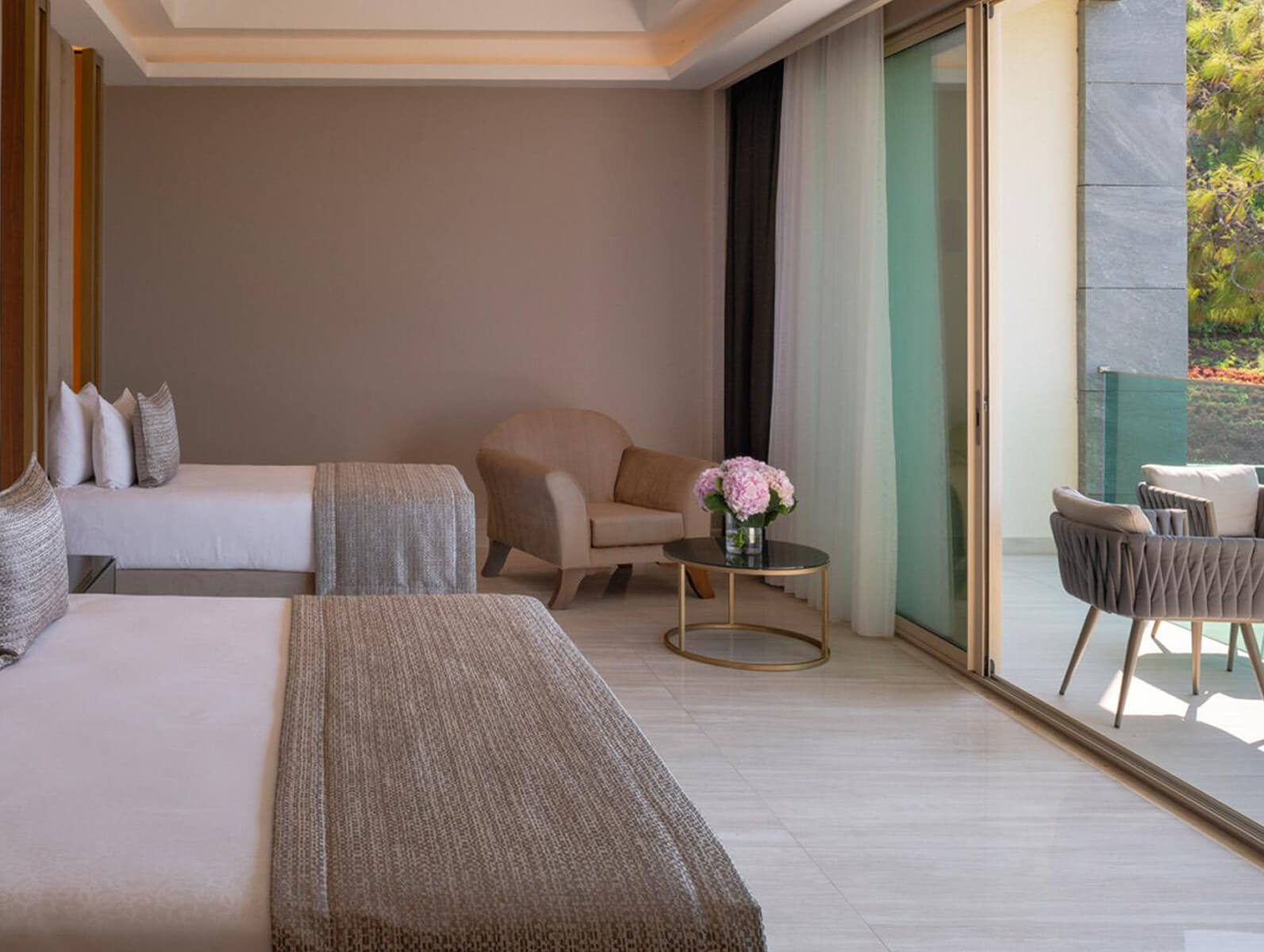 /media/mh2gi5bk/vogue-hotels-supreme-corner-deluxe-room.jpg