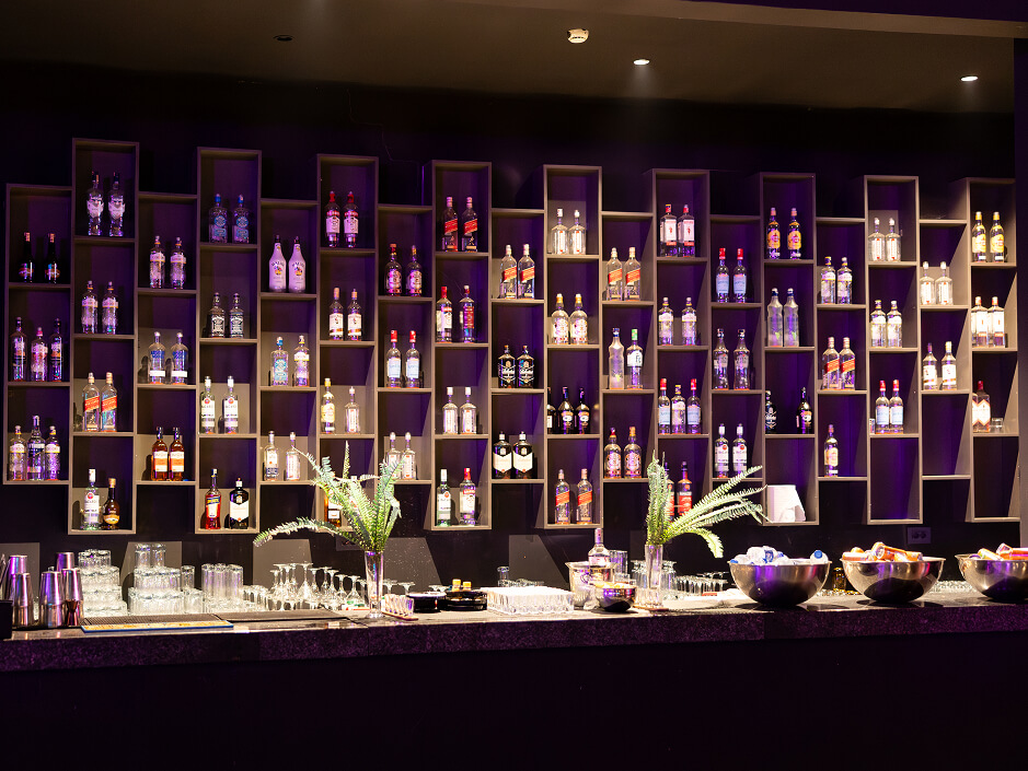 /media/uxkfnsdv/vogue-hotel-supreme-bodrum-lezzet-yolculugu-bar-arena-bar-detay.jpg