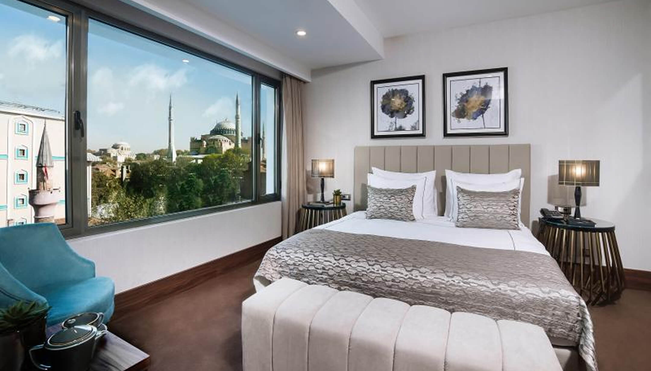 /media/v2xflmic/vogue-hotels-istanbul-konaklama-superior-sehir-manzaralı-oda-banner.jpg