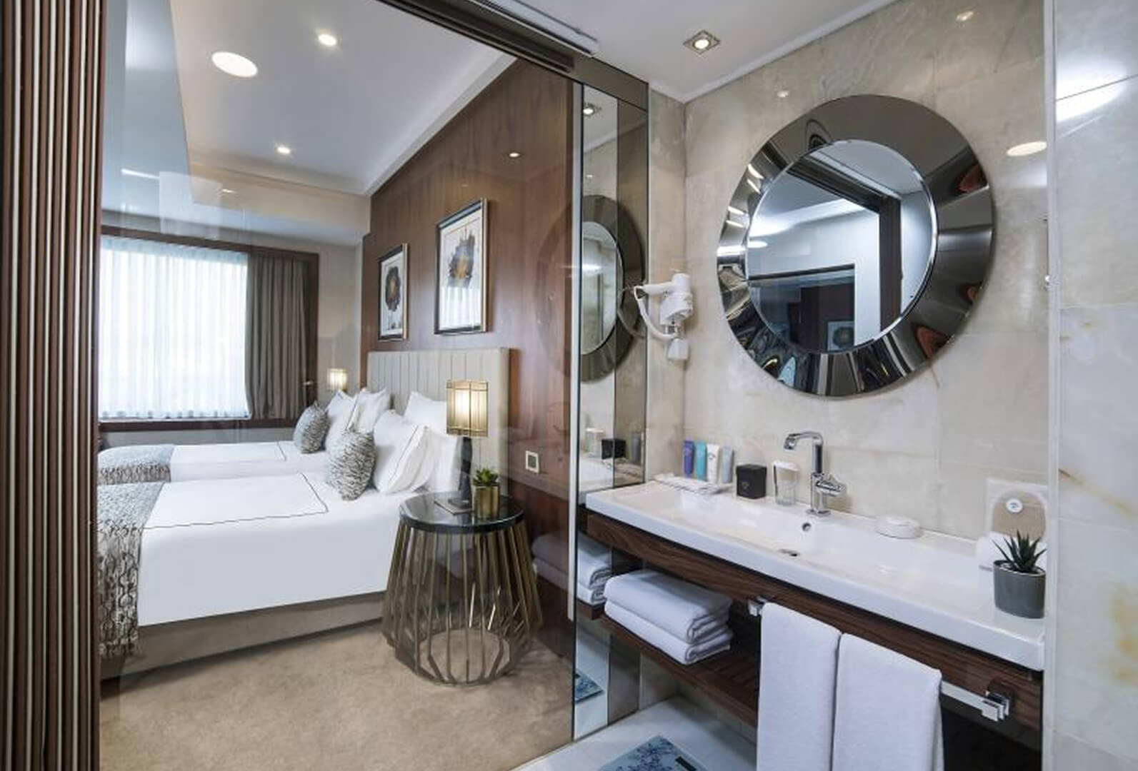 /media/y4slzu3m/vogue-hotels-istanbul-konaklama-superior-cornet-suit-galeri-2.jpg