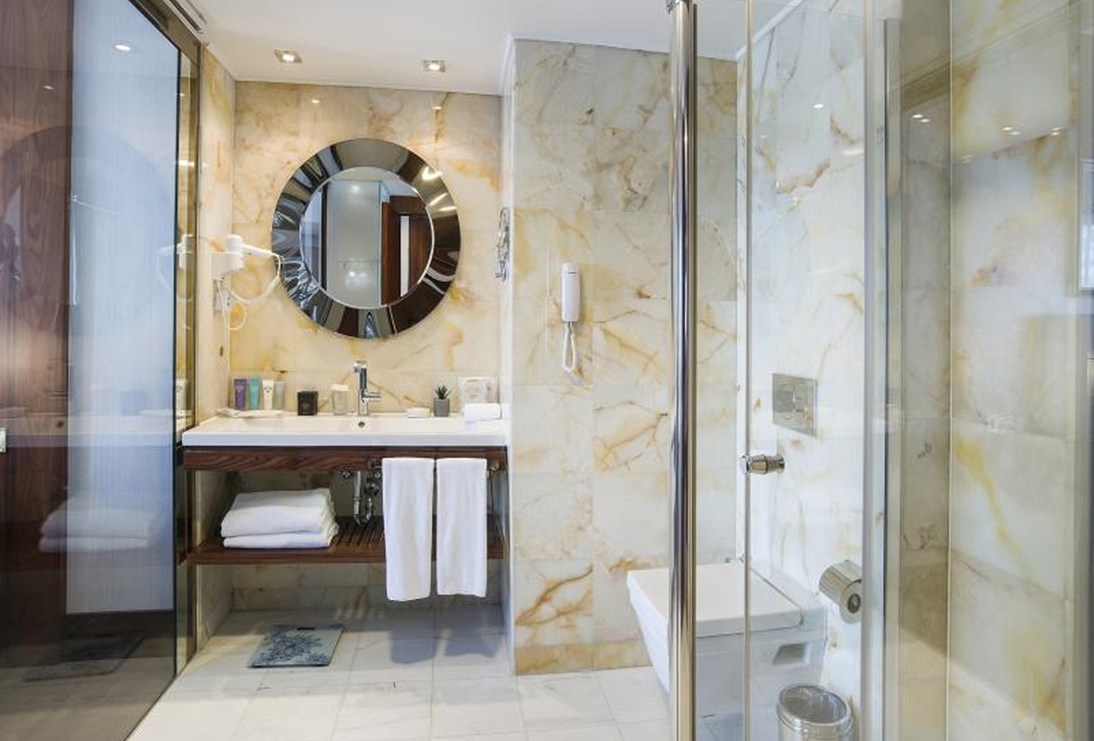 /media/zykh1h0y/vogue-hotels-istanbul-konaklama-superior-kara-manzaralı-oda-galeri-2.jpg